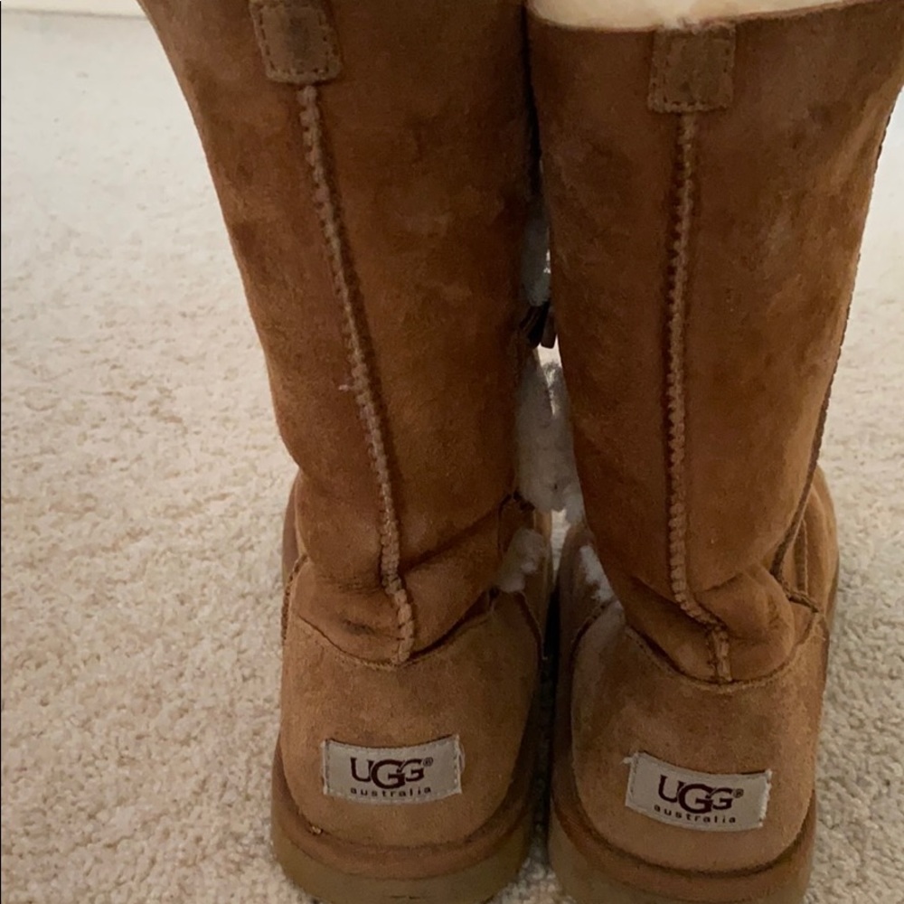 UGGS - Picture 3 of 5